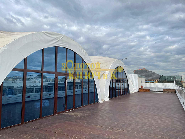 Панорамный шатер на крыше в центре Санкт-Петербурга